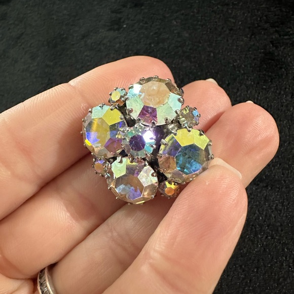 Brooch and clip on earrings set.   In perfect condition. - Picture 4 of 5